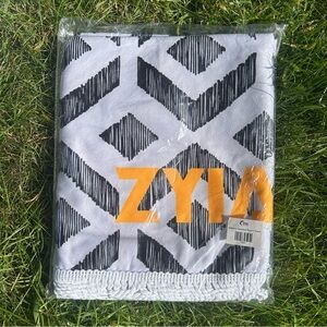 ZYIA Sedona Tasseled Resort White and Black Patterned Beach Pool Towel NEW